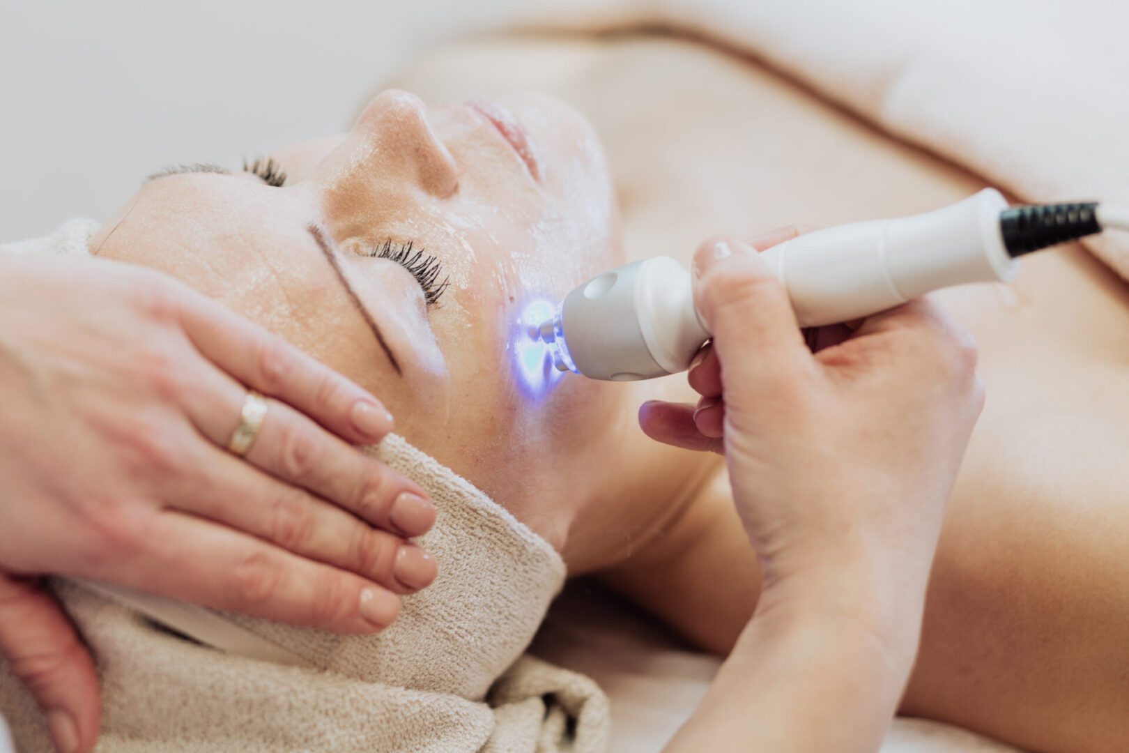 Woman,Getting,Laser,And,Ultrasound,Face,Treatment,In,Medical,Spa